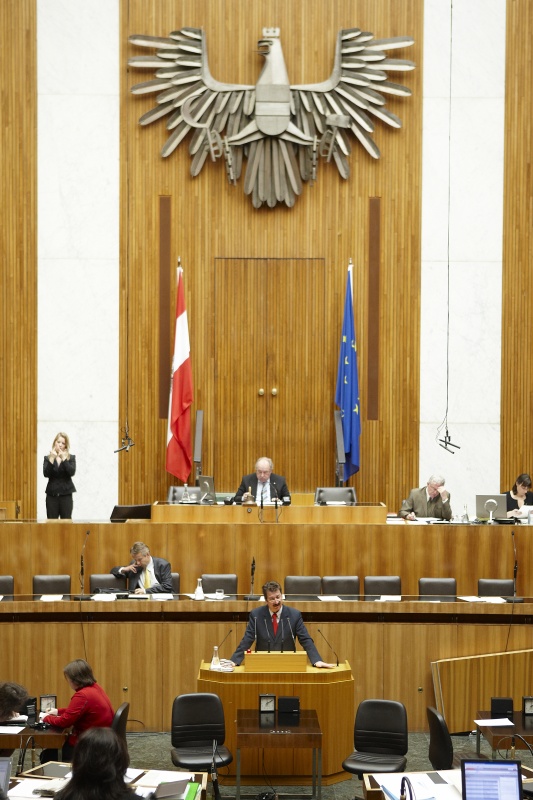 Ing. Kurt Gartlehner, Nationalratsabgeordneter der SPÖ, am Rednerpult. Auf der Regierungsbank Dr. Reinhold Lopatka - Staatssekretär im Bundesministerium für Finanzen. Am Präsidium Dr.Martin Graf - Dritter Nationalratspräsident. Dienst am Präsidium v.li. Dr. Jörg Wirrer (1er Position) und Mag. Julia Dörfel (2-er Position).