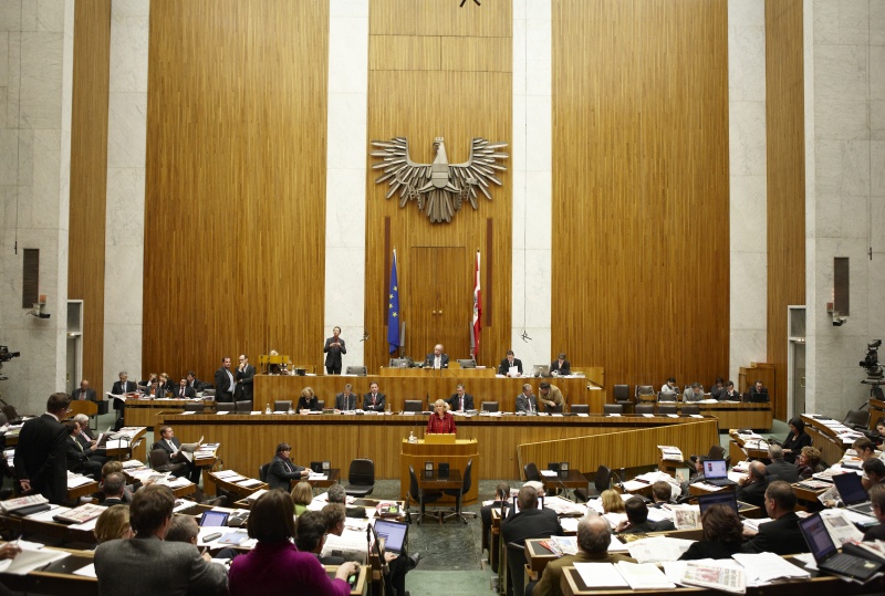 Andrea Gessl-Ranftl, Nationalratsabgeordnete der SPÖ, am Rednerpult. Auf der Regierungsbank v.li. Mag.a Dr.in Maria Theresia Fekter - Bundesministerin für Inneres, Dr. Reinhold Lopatka - Staatssekretär im Bundesministerium für Finanzen, Dipl.-Ing. Nikolaus Berlakovich - Bundesminister für Land- und Forstwirtschaft, Umwelt und Wasserwirtschaft, Alois Stöger - Bundesminister für Gesundheit und  Dr. Reinhold Mitterlehner - Bundesminister für Wirtschaft, Familie und Jugend. Am Präsidium Fritz Neugebauer - Zweiter Nationalratspräsident. Dienst am Präsidium v.li. Mag. Gottfried Michalitsch (1er Position) und Dr. Christoph Konrath (2er Position).