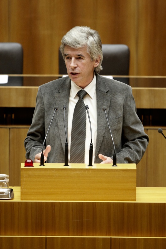 Franz Glaser, Nationalratsabgeordneter der ÖVP, am Rednerpult.