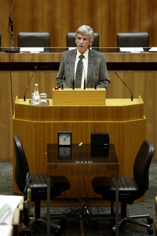Franz Glaser, Nationalratsabgeordneter der ÖVP, am Rednerpult.