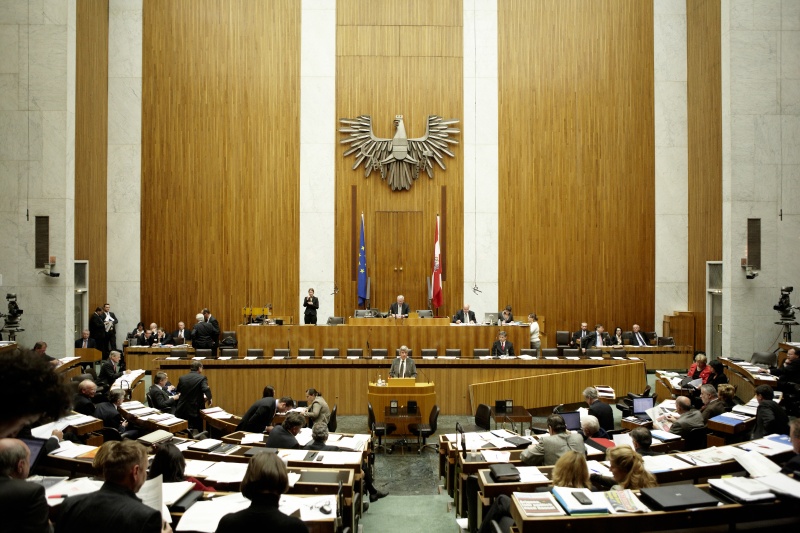 Franz Glaser, Nationalratsabgeordneter der ÖVP, am Rednerpult. Auf der Regierungsbank Dr. Michael Spindelegger - Bundesminister für europäische und internationale Angelegenheiten. Am Präsidium Dr.Martin Graf – Dritter Nationalratspräsident. Dienst am Präsidium v.li. Dr. Wolfgang Engeljehringer (1er Position) und Mag. Julia Dörfel (2er Position).