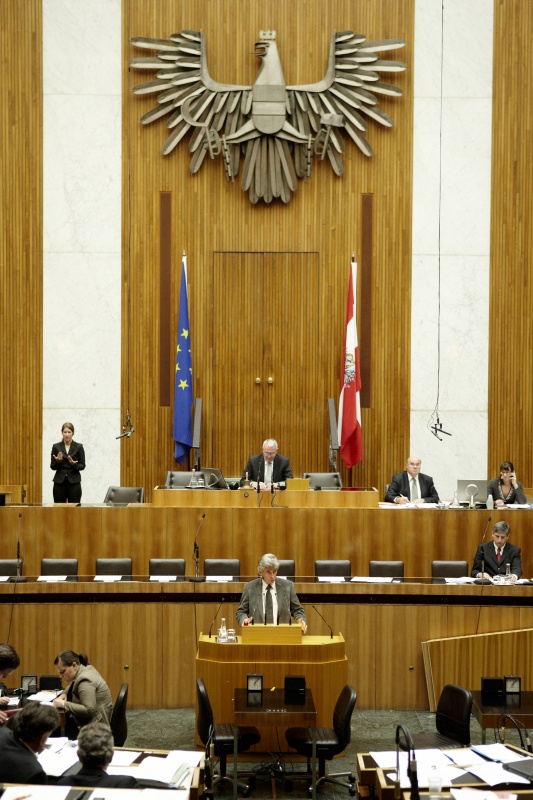 Franz Glaser, Nationalratsabgeordneter der ÖVP, am Rednerpult. Auf der Regierungsbank Dr. Michael Spindelegger - Bundesminister für europäische und internationale Angelegenheiten. Am Präsidium Dr.Martin Graf – Dritter Nationalratspräsident. Dienst am Präsidium v.li. Dr. Wolfgang Engeljehringer (1er Position) und Mag. Julia Dörfel (2er Position).