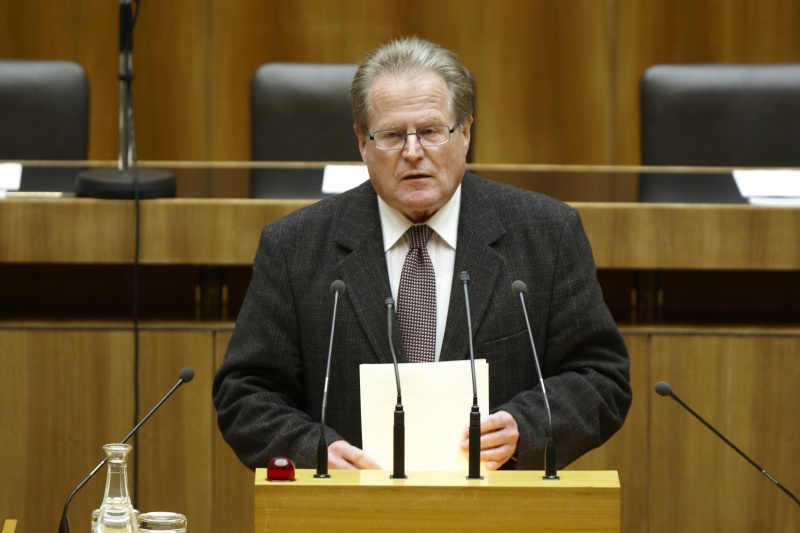 Alois Gradauer, Nationalratsabgeordneter der FPÖ, am Rednerpult.