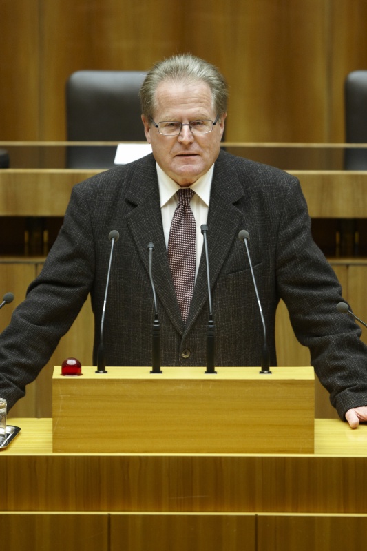 Alois Gradauer, Nationalratsabgeordneter der FPÖ, am Rednerpult.