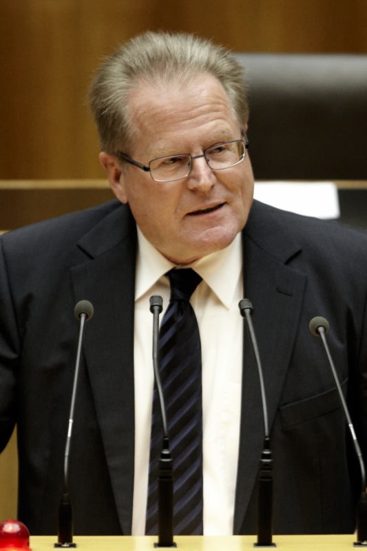 Alois Gradauer, Nationalratsabgeordneter der FPÖ, am Rednerpult.