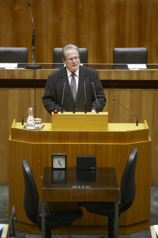 Alois Gradauer, Nationalratsabgeordneter der FPÖ, am Rednerpult.
