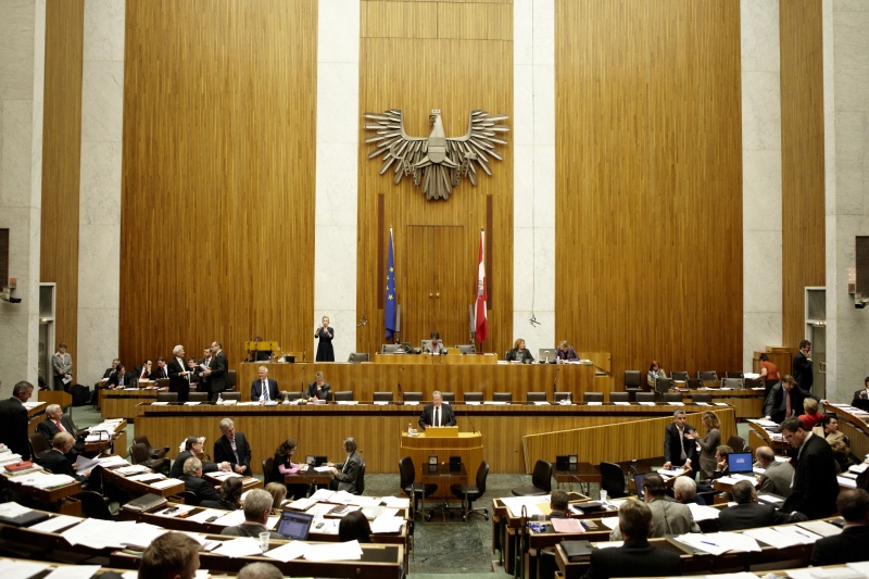 Alois Gradauer, Nationalratsabgeordneter der FPÖ, am Rednerpult. Auf der Regierungsbank v.li. Dr. Josef Moser - Präsident des Rechnungshofes und  Dr. Reinhold Lopatka - Staatssekretär im Bundesministerium für Finanzen. Am Präsidium Mag.a Barbara Prammer - Nationalratspräsidentin. Dienst am Präsidium v.li. Mag.a Dunja Kopesky (1er Position) und Mag.a Brigitte Berger (2er Position).