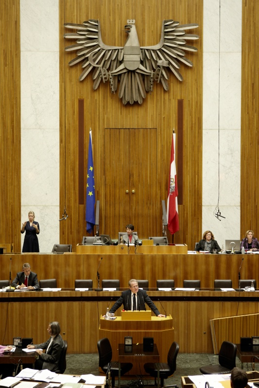 Alois Gradauer, Nationalratsabgeordneter der FPÖ, am Rednerpult. Auf der Regierungsbank Dr. Reinhold Lopatka - Staatssekretär im Bundesministerium für Finanzen. Am Präsidium Mag.a Barbara Prammer - Nationalratspräsidentin. Dienst am Präsidium v.li. Mag.a Dunja Kopesky (1er Position) und Mag.a Brigitte Berger (2er Position).