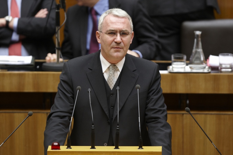 Dritter Nationalratspräsident Mag.Dr. Martin Graf, Nationalratsabgeordneter der FPÖ, am Rednerpult.