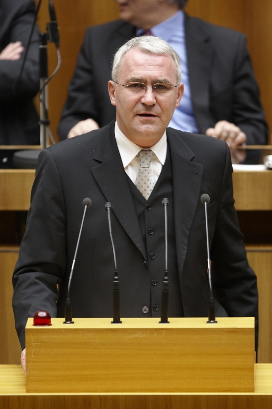 Dritter Nationalratspräsident Mag.Dr. Martin Graf, Nationalratsabgeordneter der FPÖ, am Rednerpult.