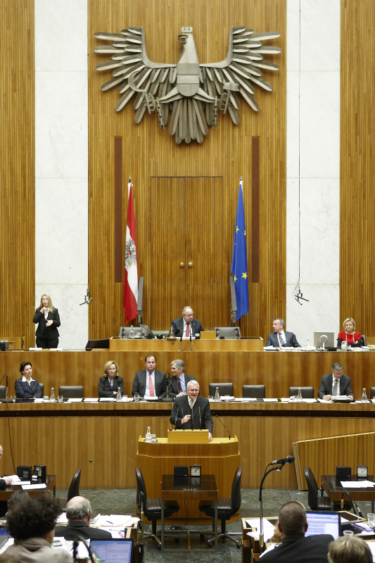 Dritter Nationalratspräsident Mag.Dr. Martin Graf, Nationalratsabgeordneter der FPÖ, am Rednerpult.  Auf der Regierungsbank v.li. Gabriele Heinisch-Hosek - Bundesministerin für Frauen und öffentlichen Dienst, Mag.a Dr.in Maria Theresia Fekter - Bundesministerin für Inneres, Dipl.-Ing. Josef Pröll - Vizekanzler, Bundesminister für Finanzen, Werner Faymann - Bundeskanzler und  Alois Stöger - Bundesminister für Gesundhei. Am Präsidium Fritz Neugebauer - Zweiter Nationalratspräsident. Dienst am Präsidium v.li Dr. Joseph Wirnsperger (1er Position) und MMag.a Ines Kerle (2er Position).