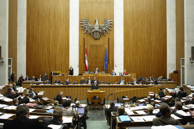 Dritter Nationalratspräsident Mag.Dr. Martin Graf, Nationalratsabgeordneter der FPÖ, am Rednerpult. Auf der Regierungsbank v.li. Christine Marek - Staatssekretärin im Bundesministerium für Wirtschaft, Familie und Jugend, Dr. Reinhold Lopatka - Staatssekretär im Bundesministerium für Finanzen, Gabriele Heinisch-Hosek - Bundesministerin für Frauen und öffentlichen Dienst, Mag.a Dr.in Maria Theresia Fekter - Bundesministerin für Inneres, Dipl.-Ing. Josef Pröll - Vizekanzler, Bundesminister für Finanzen, Werner Faymann - Bundeskanzler, Alois Stöger - Bundesminister für Gesundheit, Mag.a Claudia Bandion-Ortner - Bundesministerin für Justiz, Mag. Dr. Beatrix Karl - Bundesministerin für Wissenschaft und Forschung und Dr. Josef Ostermayer - Staatssekretär im Bundeskanzleramt. Am Präsidium Fritz Neugebauer - Zweiter Nationalratspräsident. Dienst am Präsidium v.li Dr. Joseph Wirnsperger (1er Position) und MMag.a Ines Kerle (2er Position).