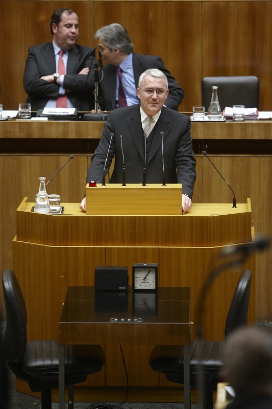 Dritter Nationalratspräsident Mag.Dr. Martin Graf, Nationalratsabgeordneter der FPÖ, am Rednerpult. Auf der Regierungsbank v.li. Dipl.-Ing. Josef Pröll - Vizekanzler, Bundesminister für Finanzen und Werner Faymann - Bundeskanzler.