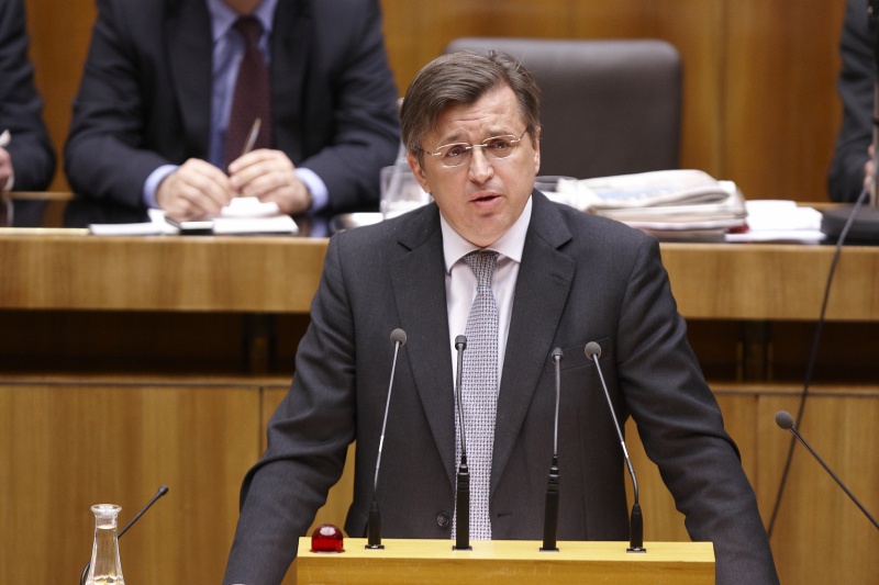 Fritz Grillitsch, Nationalratsabgeordneter der ÖVP, am Rednerpult.