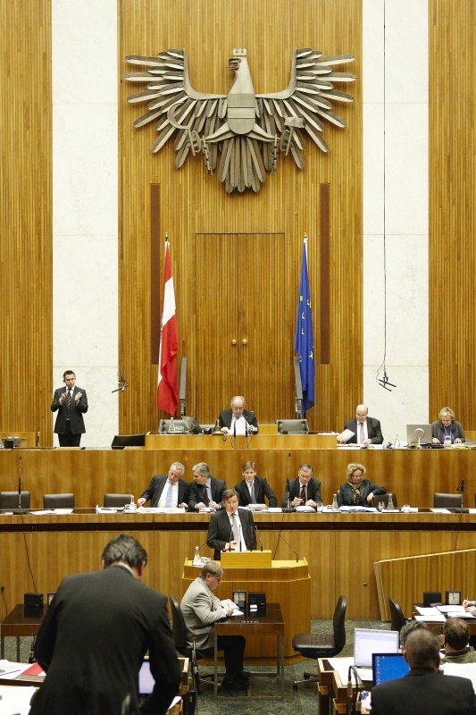 Fritz Grillitsch, Nationalratsabgeordneter der ÖVP, am Rednerpult. Auf der Regierungsbank v.li. Rudolf Hundstorfer - Bundesminister für Arbeit, Soziales und Konsumentenschutz, Werner Faymann – Bundeskanzler, Dr. Josef Ostermayer - Staatssekretär im Bundeskanzleramt, Alois Stöger - Bundesminister für Gesundheit und  Mag.a Claudia Bandion-Ortner - Bundesministerin für Justiz. Am Präsidium Fritz Neugebauer - Zweiter Nationalratspräsident. Dienst am Präsidium v.li Dr. Wolfgang Engeljehringer (1er Position) und MMag.a Ines Kerle (2er Position).