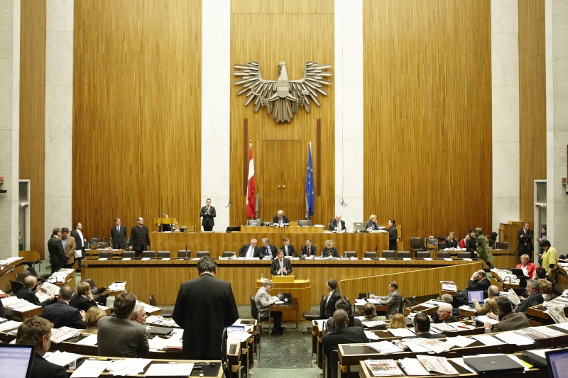 Fritz Grillitsch, Nationalratsabgeordneter der ÖVP, am Rednerpult. Auf der Regierungsbank v.li. Rudolf Hundstorfer - Bundesminister für Arbeit, Soziales und Konsumentenschutz, Werner Faymann – Bundeskanzler, Dr. Josef Ostermayer - Staatssekretär im Bundeskanzleramt, Alois Stöger - Bundesminister für Gesundheit und  Mag.a Claudia Bandion-Ortner - Bundesministerin für Justiz. Am Präsidium Fritz Neugebauer - Zweiter Nationalratspräsident. Dienst am Präsidium v.li Dr. Wolfgang Engeljehringer (1er Position) und MMag.a Ines Kerle (2er Position).