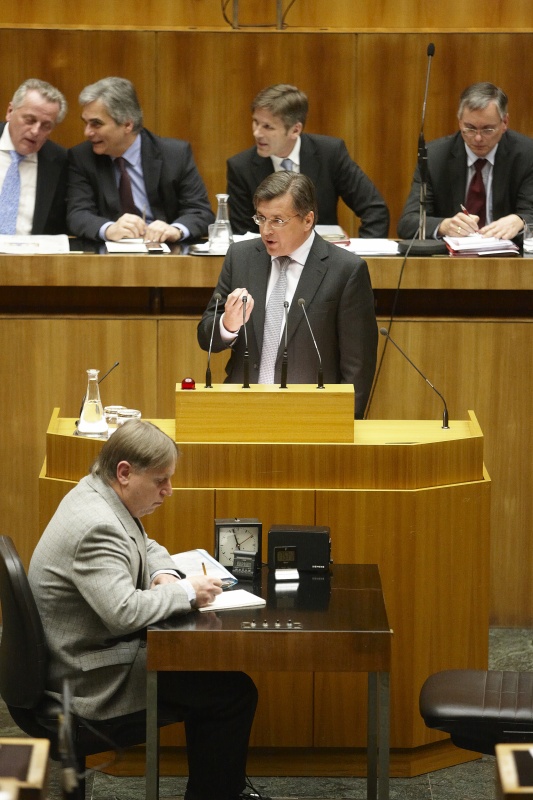 Fritz Grillitsch, Nationalratsabgeordneter der ÖVP, am Rednerpult. Auf der Regierungsbank v.li. Rudolf Hundstorfer - Bundesminister für Arbeit, Soziales und Konsumentenschutz, Werner Faymann – Bundeskanzler, Dr. Josef Ostermayer - Staatssekretär im Bundeskanzleramt und Alois Stöger - Bundesminister für Gesundheit.