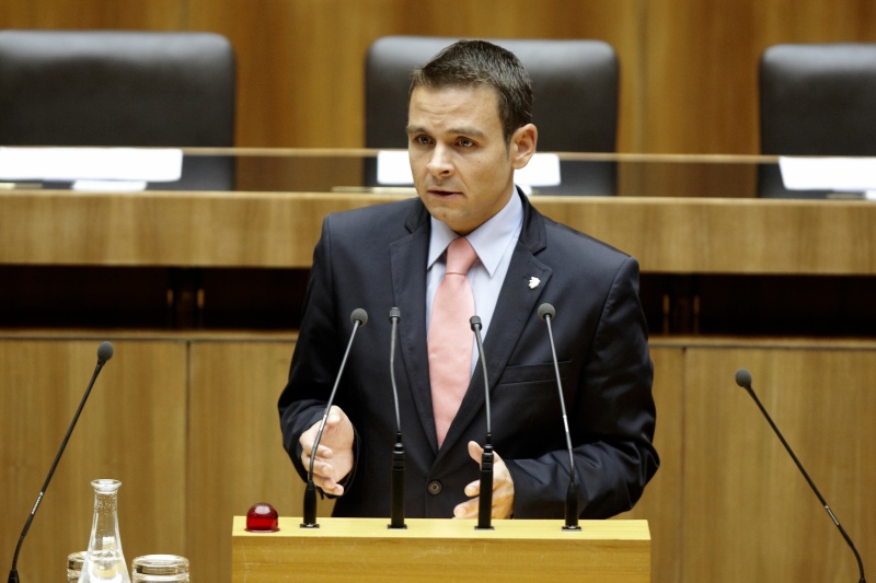 Gerald Grosz, Nationalratsabgeordneter des BZÖ, am Rednerpult.