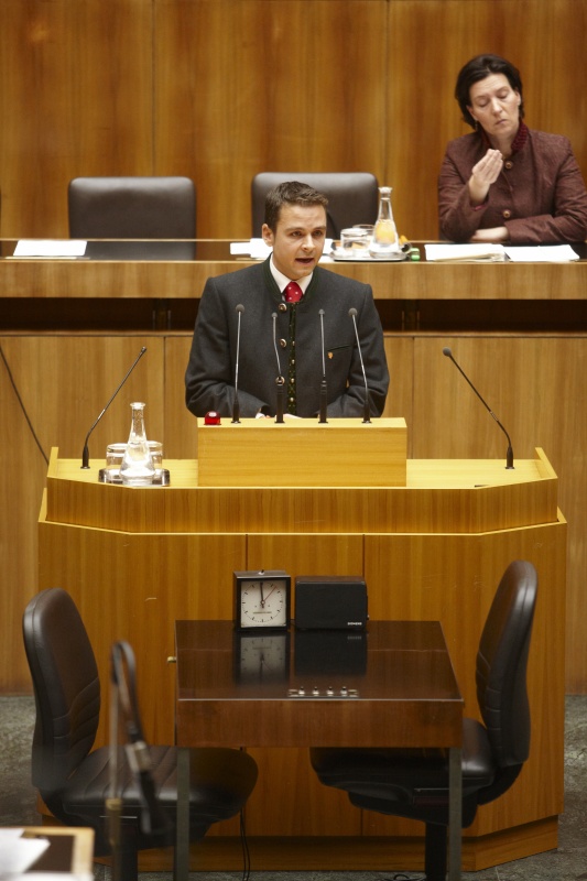 Gerald Grosz, Nationalratsabgeordneter des BZÖ, am Rednerpult. Auf der Regierungsbank Gabriele Heinisch-Hosek - Bundesministerin für Frauen und öffentlichen Dienst