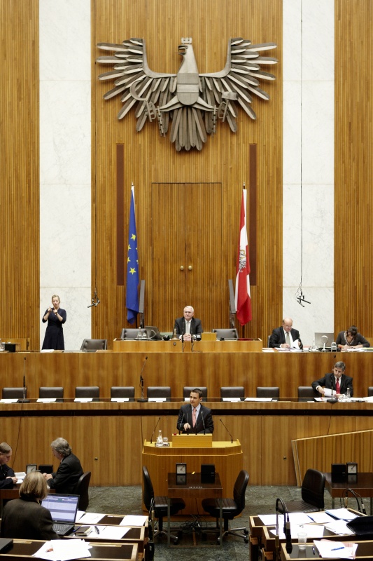 Gerald Grosz, Nationalratsabgeordneter des BZÖ, am Rednerpult. Auf der Regierungsbank Dr. Michael Spindelegger - Bundesminister für europäische und internationale Angelegenheiten. Am Präsidium Dr.Martin Graf - Dritter Nationalratspräsident. Dienst am Präsidium v.li. Dr. Wolfgang Engeljehringer (1er Position) und Mag. Julia Dörfel (2-er Position).