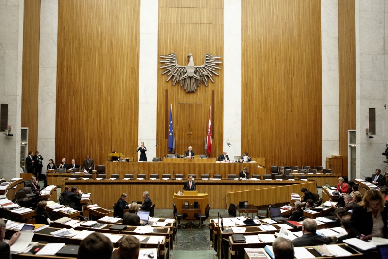 Gerald Grosz, Nationalratsabgeordneter des BZÖ, am Rednerpult. Auf der Regierungsbank Dr. Michael Spindelegger - Bundesminister für europäische und internationale Angelegenheiten. Am Präsidium Dr.Martin Graf - Dritter Nationalratspräsident. Dienst am Präsidium v.li. Dr. Wolfgang Engeljehringer (1er Position) und Mag. Julia Dörfel (2-er Position).