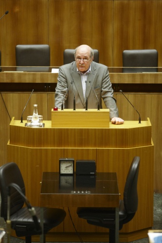 Dr. Kurt Grünewald, Nationalratsabgeordneter der Grünen, am Rednerpult.