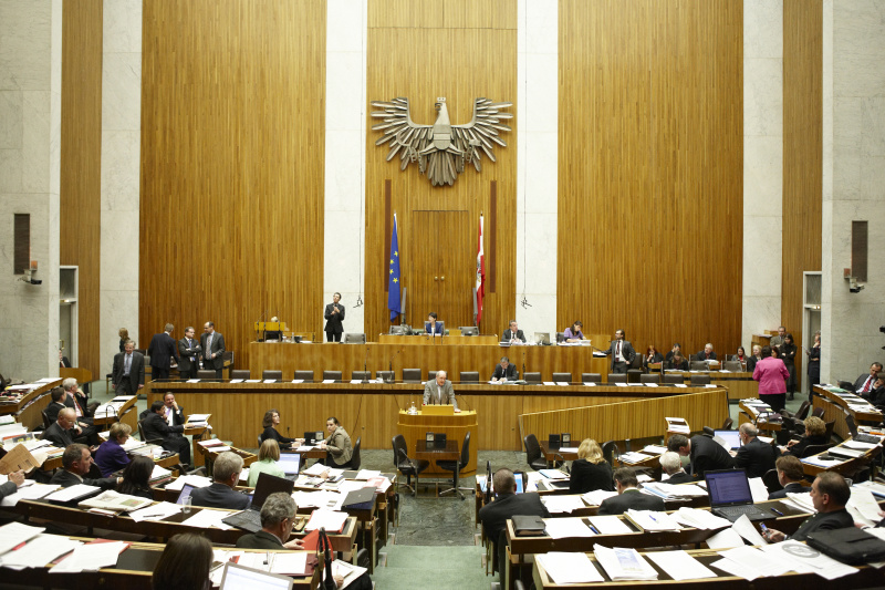 Dr. Kurt Grünewald, Nationalratsabgeordneter der Grünen, am Rednerpult. Auf der Regierungsbank Alois Stöger - Bundesminister für Gesundheit. Am Präsidium Mag.a Barbara Prammer - Nationalratspräsidentin. Dienst am Präsidium v.li. Dr. Joseph Wirnsperger (1er Position) und Mag. Julia Dörfel (2er Position).