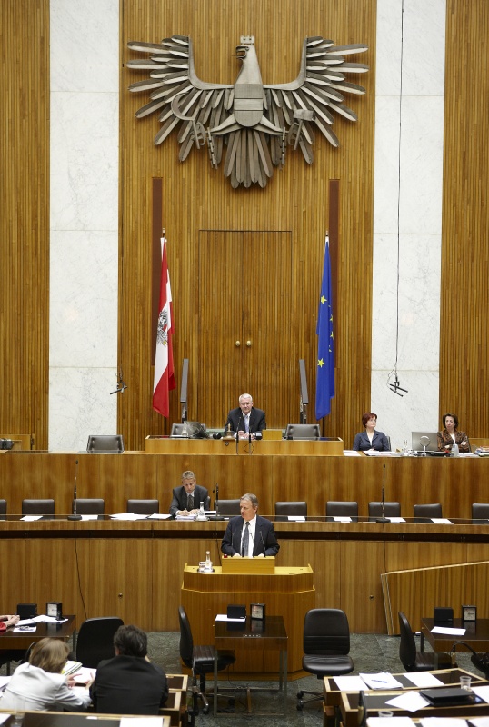 Wilhelm Haberzettl - Nationalratsabgeordneter der SPÖ, am Rednerpult. Auf der Regierungsbank Dr. Reinhold Lopatka - Staatssekretär im Bundesministerium für Finanzen.  Am Präsidium Mag. Dr. Martin Graf - Dritter Nationalratspräsident. Dienst am Präsidium v.li. Dr.in Susanne Bachmann (1er Position) und Mag.a Tatjana Walter (2er Position).