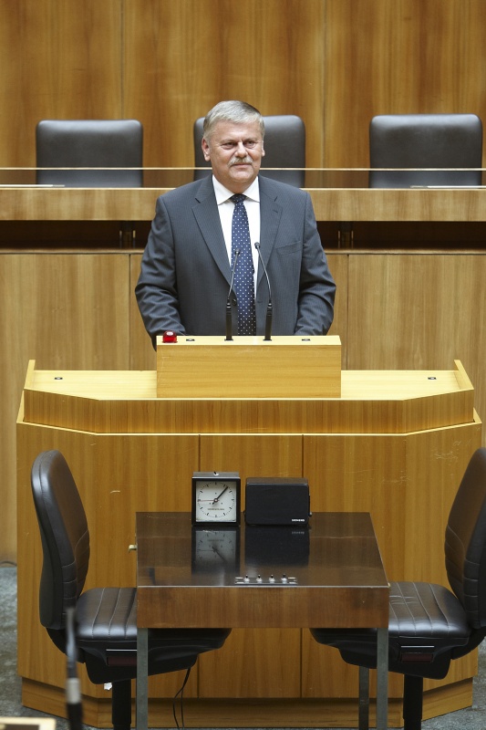 Ing. Heinz-Peter Hackl, Nationalratsabgeordneter der FPÖ, am Rednerpult