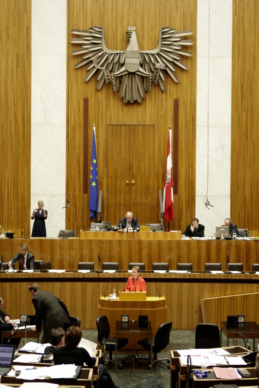 Marianne Hagenhofer, Nationalratsabgeordnete der SPÖ, am Rednerpult. Auf der Regierungsbank  Dr. Reinhold Lopatka - Staatssekretär im Bundesministerium für Finanzen. Am Präsidium Fritz Neugebauer - Zweiter Nationalratspräsident. Dienst am Präsidium v.li. Mag. Gottfried Michalitsch (1er Position) und Mag. Gerhard Kiesenhofer (2er Position).