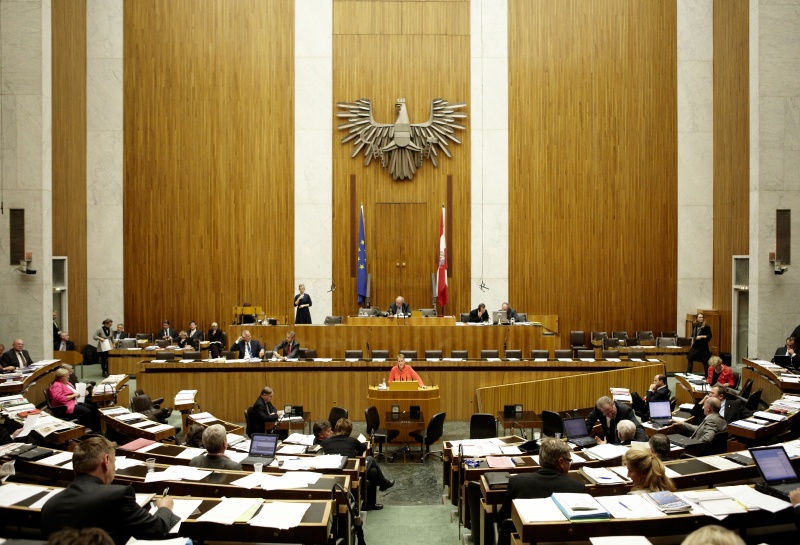 Marianne Hagenhofer, Nationalratsabgeordnete der SPÖ, am Rednerpult. Auf der Regierungsbank v.li. Dr. Josef Moser - Präsident des Rechnungshofes und  Dr. Reinhold Lopatka - Staatssekretär im Bundesministerium für Finanzen. Am Präsidium Fritz Neugebauer - Zweiter Nationalratspräsident. Dienst am Präsidium v.li. Mag. Gottfried Michalitsch (1er Position) und Mag. Gerhard Kiesenhofer (2er Position).