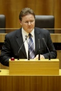 Mag. Roman Haider, Nationalratsabgeordneter der FPÖ, am Rednerpult.