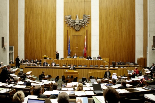 Mag. Roman Haider, Nationalratsabgeordneter der FPÖ, am Rednerpult. Auf der Regierungsbank v.li. Dr. Josef Moser - Präsident des Rechnungshofes und  Dr. Reinhold Lopatka - Staatssekretär im Bundesministerium für Finanzen. Am Präsidium Fritz Neugebauer - Zweiter Nationalratspräsident. Dienst am Präsidium v.li. Mag. Gottfried Michalitsch (1er Position) und Mag. Gerhard Kiesenhofer (2er Position).