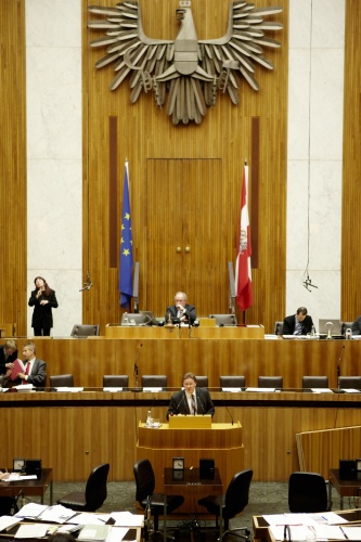 Mag. Roman Haider, Nationalratsabgeordneter der FPÖ, am Rednerpult. Auf der Regierungsbank Dr. Reinhold Lopatka - Staatssekretär im Bundesministerium für Finanzen. Am Präsidium Fritz Neugebauer – Zweiter Nationalratspräsident. Dienst am Präsidium v.li. Mag. Gottfried Michalitsch (1er Position) und Mag. Gerhard Kiesenhofer (2er Position).