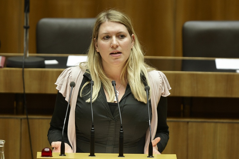 Elisabeth Hakel - Abgeordnete zum Nationalrat der SPÖ, am Rednerpult
