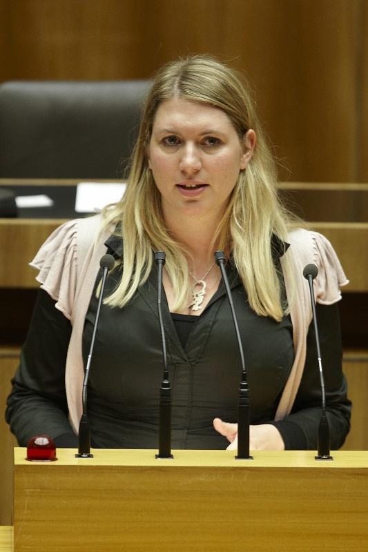 Elisabeth Hakel - Abgeordnete zum Nationalrat der SPÖ, am Rednerpult