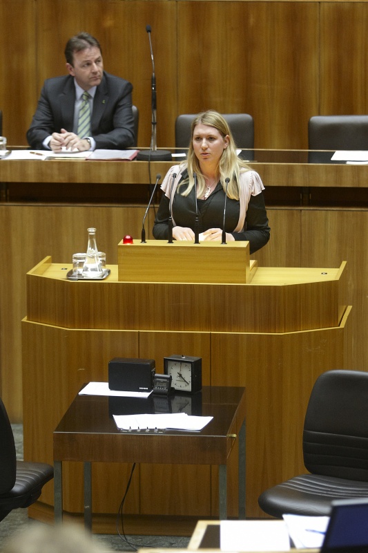 Elisabeth Hakel - Abgeordnete zum Nationalrat der SPÖ, am Rednerpult. Auf der Regierungsbank Dipl.-Ing. Nikolaus Berlakovich - Bundesminister für Land- und Forstwirtschaft, Umwelt und Wasserwirtschaft.