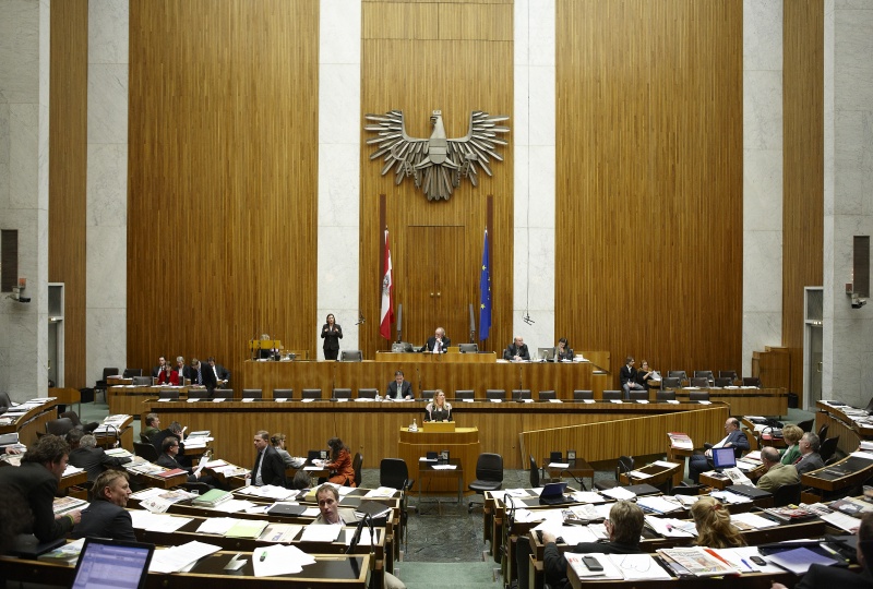Elisabeth Hakel - Abgeordnete zum Nationalrat der SPÖ, am Rednerpult. Auf der Regierungsbank Dipl.-Ing. Nikolaus Berlakovich - Bundesminister für Land- und Forstwirtschaft, Umwelt und Wasserwirtschaft. Am Präsidium Fritz Neugebauer - Zweiter Nationalratspräsident. Dienst am Präsidium v.li. Dr. Wolfgang Engeljehringer (1er Position) und Dr.in Ingrid Moser (2er Position).