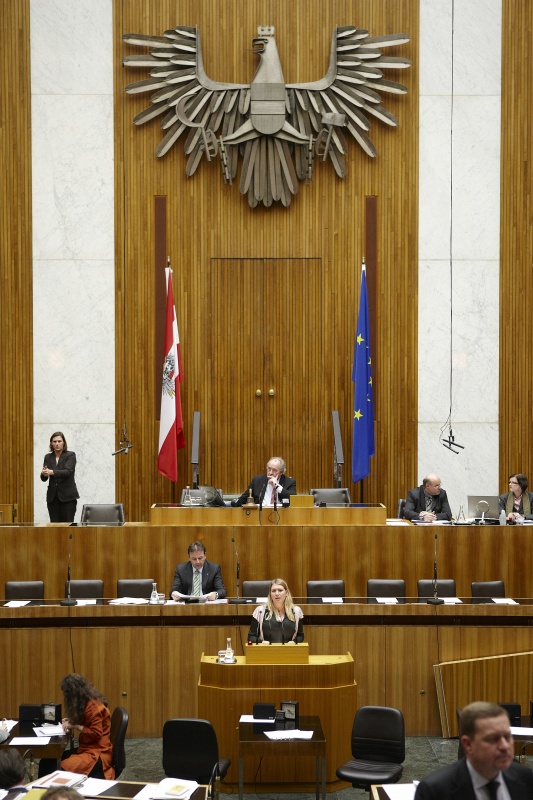 Elisabeth Hakel - Abgeordnete zum Nationalrat der SPÖ, am Rednerpult. Auf der Regierungsbank Dipl.-Ing. Nikolaus Berlakovich - Bundesminister für Land- und Forstwirtschaft, Umwelt und Wasserwirtschaft. Am Präsidium Fritz Neugebauer - Zweiter Nationalratspräsident. Dienst am Präsidium v.li. Dr. Wolfgang Engeljehringer (1er Position) und Dr.in Ingrid Moser (2er Position).