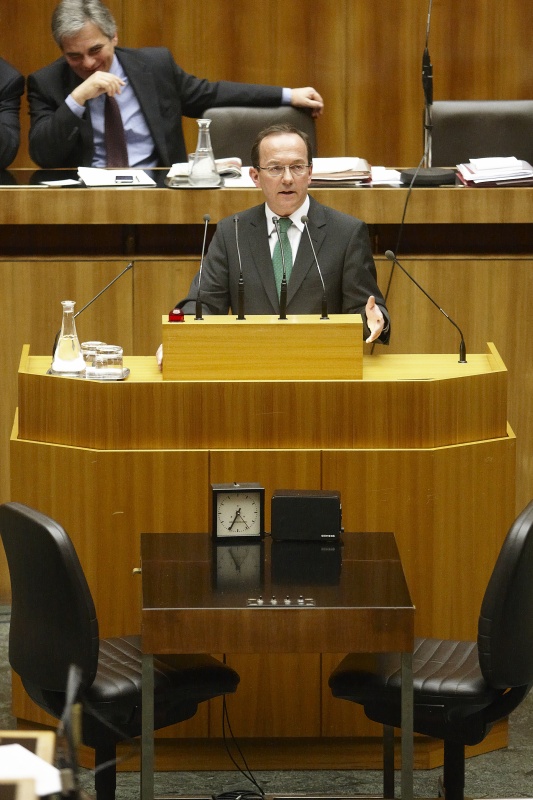 Peter Haubner, Nationalratsabgeordneter der ÖVP, am Rednerpult. Auf der Regierungsbank Werner Faymann – Bundeskanzler.