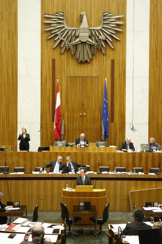 Peter Haubner, Nationalratsabgeordneter der ÖVP, am Rednerpult. Auf der Regierungsbank v.li. Rudolf Hundstorfer - Bundesminister für Arbeit, Soziales und Konsumentenschutz und Werner Faymann – Bundeskanzler. Am Präsidium Fritz Neugebauer - Zweiter Nationalratspräsident. Dienst am Präsidium v.li Dr. Wolfgang Engeljehringer (1er Position) und MMag.a Ines Kerle (2er Position).