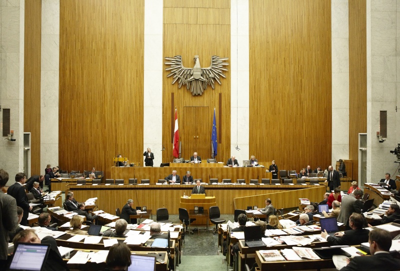 Peter Haubner, Nationalratsabgeordneter der ÖVP, am Rednerpult. Auf der Regierungsbank v.li. Rudolf Hundstorfer - Bundesminister für Arbeit, Soziales und Konsumentenschutz und Werner Faymann – Bundeskanzler. Am Präsidium Fritz Neugebauer - Zweiter Nationalratspräsident. Dienst am Präsidium v.li Dr. Wolfgang Engeljehringer (1er Position) und MMag.a Ines Kerle (2er Position).