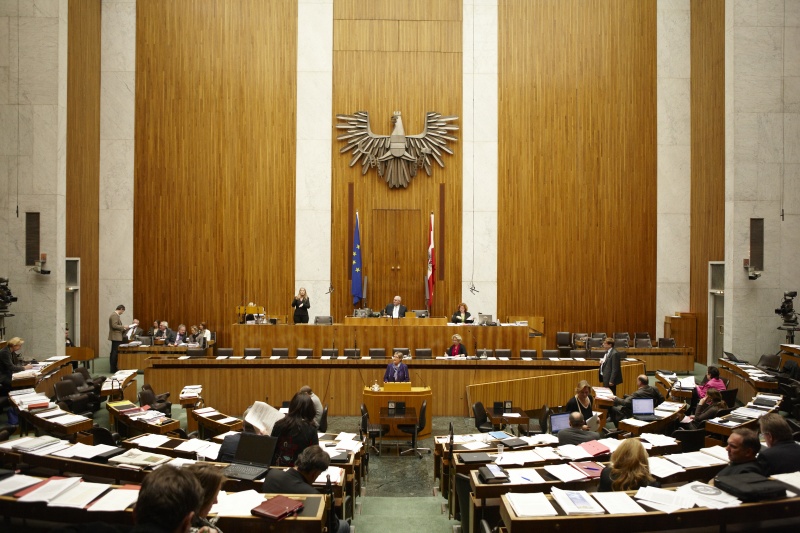 Ursula Haubner, Nationalratsabgeordnete des BZÖ, am Rednerpult. Auf der Regierungsbank Mag.a Claudia Bandion-Ortner - Bundesministerin für Justiz. Am Präsidium Dr.Martin Graf - Dritter Nationalratspräsident. Dienst am Präsidium v.li. Mag.a Dunja Kopesky (1er Position).