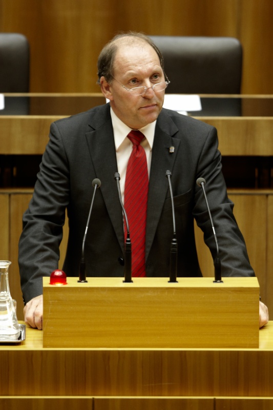 Johann Hechtl, Nationalratsabgeordneter der SPÖ, am Rednerpult.