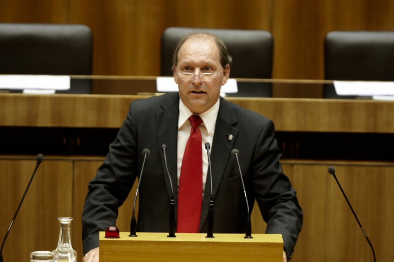Johann Hechtl, Nationalratsabgeordneter der SPÖ, am Rednerpult.