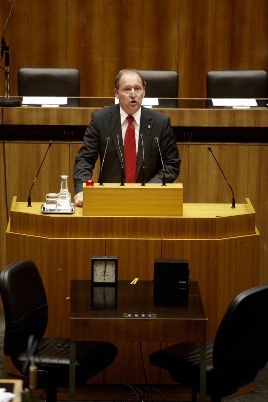 Johann Hechtl, Nationalratsabgeordneter der SPÖ, am Rednerpult.