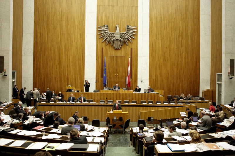 Johann Hechtl, Nationalratsabgeordneter der SPÖ, am Rednerpult. Auf der Regierungsbank v.li. Dr. Josef Moser - Präsident des Rechnungshofes und  Dr. Reinhold Lopatka - Staatssekretär im Bundesministerium für Finanzen. Am Präsidium Fritz Neugebauer - Zweiter Nationalratspräsident. Dienst am Präsidium v.li. Mag. Gottfried Michalitsch (1er Position) und Mag. Gerhard Kiesenhofer (2er Position).