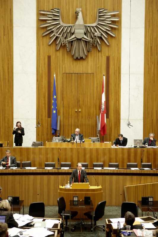 Johann Hechtl, Nationalratsabgeordneter der SPÖ, am Rednerpult. Auf der Regierungsbank Dr. Reinhold Lopatka - Staatssekretär im Bundesministerium für Finanzen. Am Präsidium Fritz Neugebauer - Zweiter Nationalratspräsident. Dienst am Präsidium v.li. Mag. Gottfried Michalitsch (1er Position) und Mag. Gerhard Kiesenhofer (2er Position).