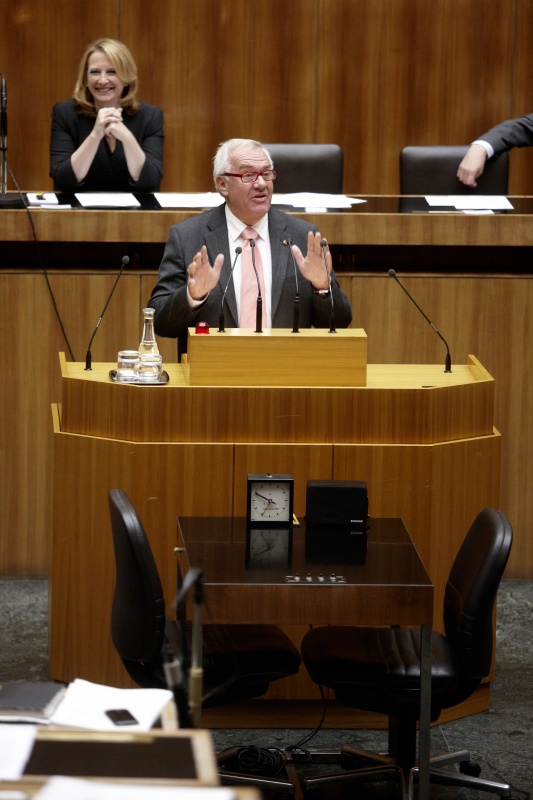 Anton Heinzl, Nationalratsabgeordneter der SPÖ, am Rednerpult. Auf der Regierungsbank Doris Bures - Bundesministerin für Verkehr, Innovation und Technologie.