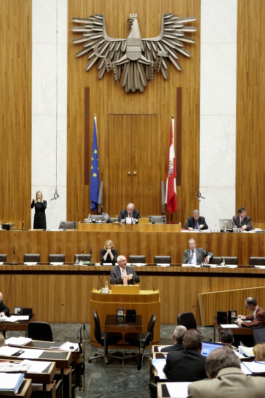 Anton Heinzl, Nationalratsabgeordneter der SPÖ, am Rednerpult. Auf der Regierungsbank Doris Bures - Bundesministerin für Verkehr, Innovation und Technologie und Dr. Reinhold Mitterlehner - Bundesminister für Wirtschaft, Familie und Jugend.  Am Präsidium Fritz Neugebauer - Zweiter Nationalratspräsident. Dienst am Präsidium v.li. Dr. Christian Müller (1er Position) und Mag. Gerhard Koller (2er Position).